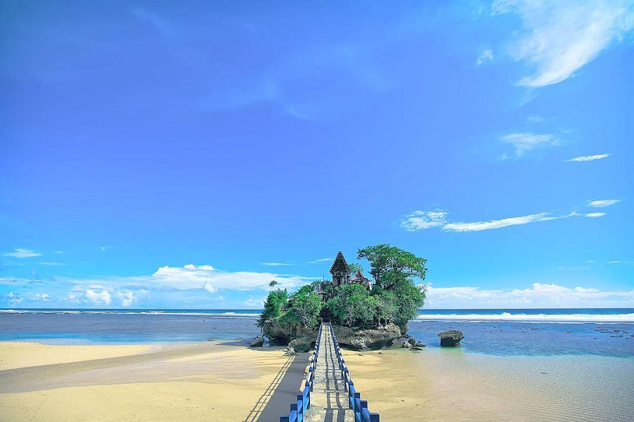 Wisata Pantai di Malang Selatan dengan Pasir Putih Indah
