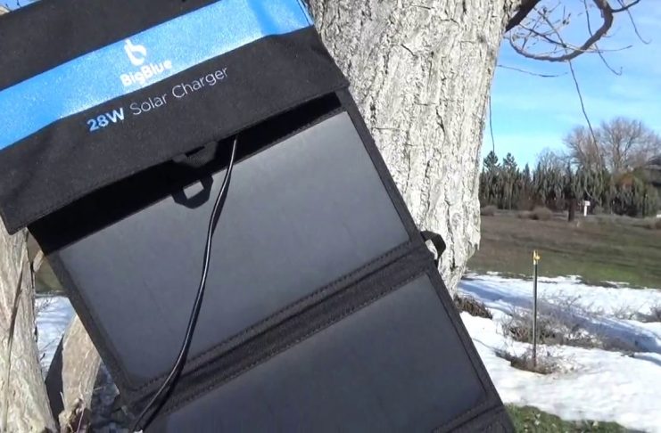 Daftar Solar Charger Smartphone Terbaik Buat Kamu yang Gemar Traveling ke Alam